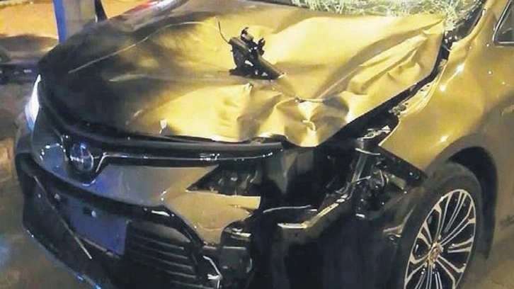 Scooter'a çarpan otomobil iki genci hayattan kopardı