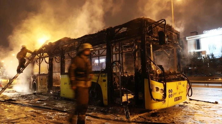 Seyir halindeki İETT otobüsü TEM'de alev alev yandı