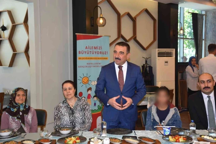 Siirt Valisi Hacıbektaşoğlu, koruyucu ailelerle bir araya geldi
