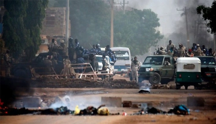 Sudan'da ordu ve paramiliter güç çatıştı: 56 ölü