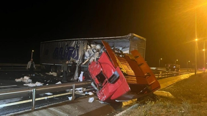 Tırın çarptığı otobüs alev aldı: 5 yaralı