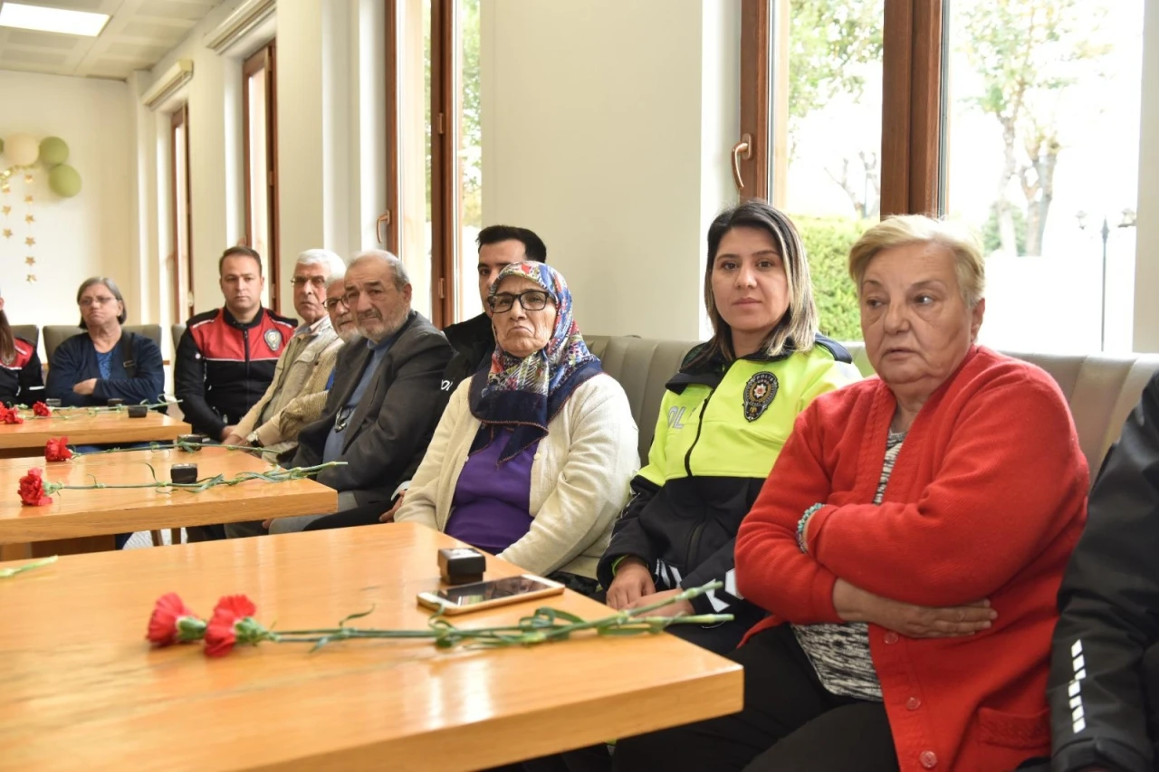 Yaşlılara Saygı Haftası’nda Kepez’in huzurevine anlamlı ziyaret