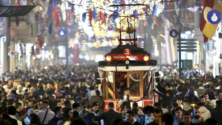 Yılbaşı gecesi İstanbul'un kalbi Taksim Meydanı'nda. Adım atacak yer kalmadı!