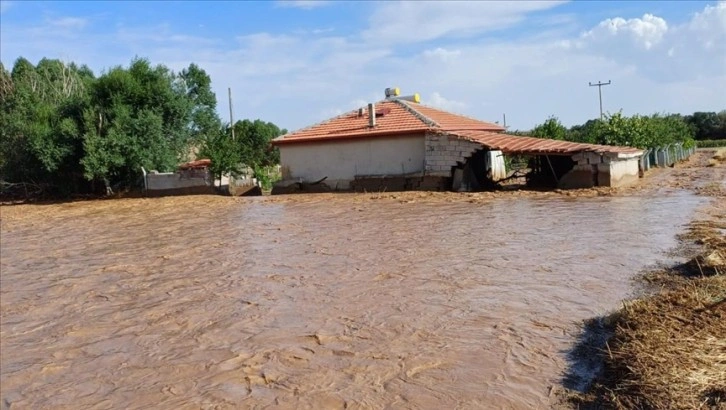 Korkuteli'de sağanak etkili oldu