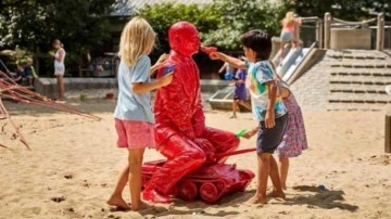 ABD&rsquo;de çocuk parkına Putin heykeli dikildi