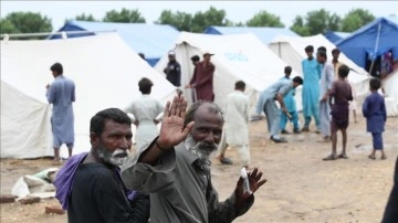 AFAD, Pakistan'daki sel felaketinde ihtiyaç sahipleri için çadır kurmayı sürdürüyor