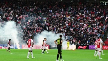 Ajax-Feyenoord maçında ortalık karıştı, yaşanan olaylar derbi heyecanının önüne geçti