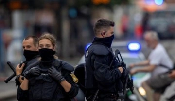 Almanya'da polisten kaçan minibüsün kaza yapması sonucu 7 kişi öldü