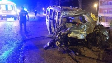 Amasya'da hafif ticari araçla yolcu otobüsü çarpıştı: 2 ölü, 8 yaralı
