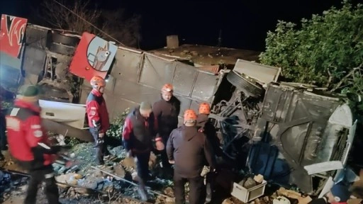 Antalya'da yolcu otobüsünün şarampole devrilmesi sonucu 33 kişi yaralandı