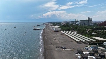 Antalya sahillerinde sıcak hava yoğunluğu sürüyor