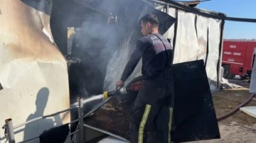 Antalya'da korkutan yangın. 500 işçinin kaldığı konteynerler küle döndü