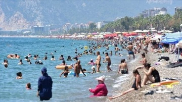 Antalya'da serinlemek isteyenler sahillerde yoğunluk oluşturdu