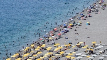 Antalya'da sıcaktan ve nemden bunalanlar sahilleri doldurdu