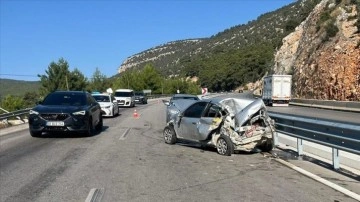 Korkuteli'de üç aracın karıştığı kazada 1 kişi öldü, 1 kişi yaralandı