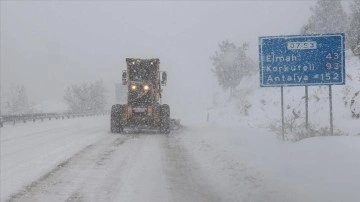Antalya'nın Kaş ilçesinin yüksek kesimlerinde kar yağışı etkili oluyor