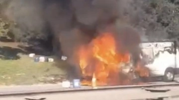 Arnavutköy TEM Otoyolu'nda panelvan alev alev yandı