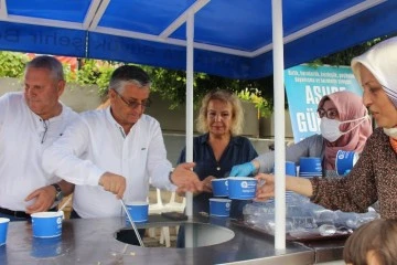 Aşureler Başkan Böcek'ten dağıtmak başkanlardan! Finike, Kaş, Gazipaşa ve Kemer’de aşure dağıtımı