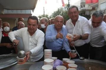 Başkan Böcek ve CHP Muratpaşa Aşure dağıtımında