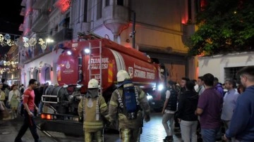 Beyoğlu’nda gece kulübünde korkutan yangın! İstanbul'un en işlek caddesinde yangın paniği