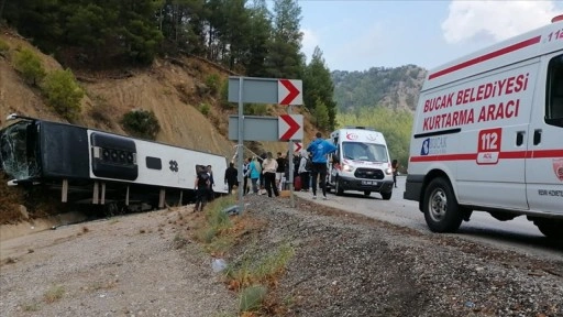 Burdur'da yolcu otobüsünün tıra çarpıp şarampole devrildiği kazada 8 kişi yaralandı