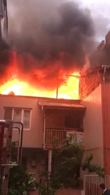 Bursa’da bir evin terası alev alev yandı
