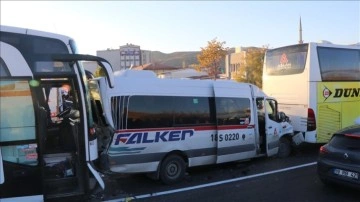 Çankırı'da işçileri taşıyan 3 otobüsle bir minibüsün karıştığı zincirleme kazada 36 kişi yarala