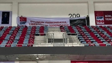 CHP'de pankart krizi. CHP lideri Kılıçdaroğlu o pankartı kaldırttı.