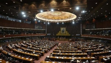 Cumhurbaşkanı Arif Alvi, Pakistan Ulusal Meclisi'ni feshetti