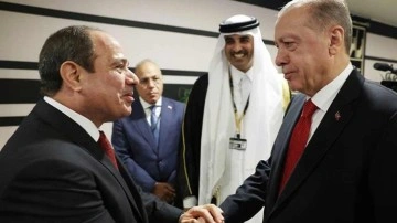 Cumhurbaşkanı Erdoğan Katar'da Mısır Cumhurbaşkanı Sisi ile selamlaştı