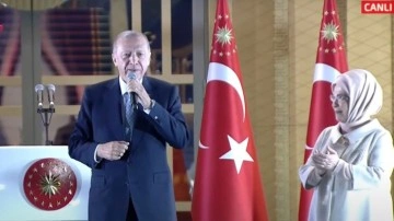 Cumhurbaşkanı Recep Tayyip Erdoğan balkon konuşması yapıyor