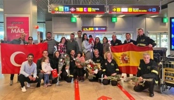 Deprem sonrası yardıma koşan İspanyol ekibini Türkler unutmadı: Çiçeklerle karşıladılar