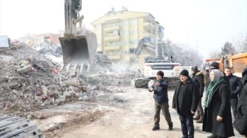 Depremin merkez üssü Elbistan'da enkaz kaldırma çalışmaları başladı