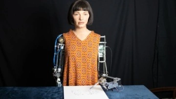 Dünyanın ilk robot ressamı Lordlar Kamarası'nda sorguya çekildi