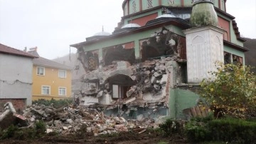 Düzce depreminde hasar gören ve ibadete kapatılan caminin yıkımına başlandı