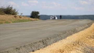 Edirne'de köy yolları asfalt yerine beton kullanılarak yenileniyor