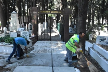 Edremit Belediyesi Mezarlık ve Şehitlikleri bayrama hazırladı
