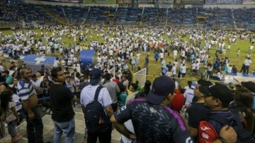 El Salvador'da bir stadyumda izdiham medyana geldi. En az 12 kişi ezilerek hayatını kaybetti