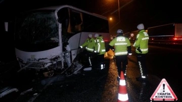 Facia kıl payı atlatıldı. Edirne'de feci trafik kazası. 10'u polis 11 yaralı var