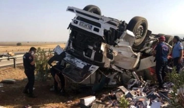 Gaziantep'te TIR devrildi: Sürücü yaralı