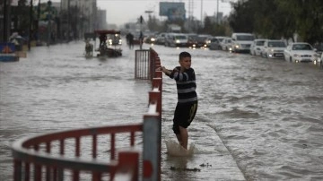 Gazze'yi etkisi altına alan sağanak yağış sele neden oldu