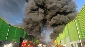 Geri dönüşüm fabrikasında büyük yangın: Gökyüzünü duman kapladı, tesisi kısa sürede alevler kapladı
