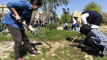 Gönüllü bahçıvanlık yaparak stres atıyorlar
