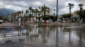 Hatay İskenderun'da sokaklara dolan su kısmen çekildi
