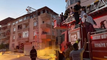 Hatay'da korkutan yangında 25 kişi mahsur kaldı!
