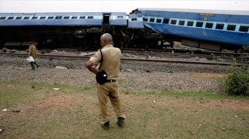 Hindistan'da korkunç tren kazası! Onlarca kişi öldü, yüzlerce yaralı var!