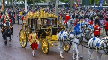 HANİ SİZLER DEMOKRATTINIZ... İngiltere Kralı 3. Charles, tarihi kilisede düzenlenen dini törenle taç giydi