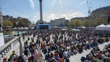 İngiltere'deki Trafalgar Meydanı'nda geçmiş Ramazan Bayramı dolayısıyla kutlama programı d