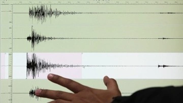İran'ın Türkiye sınırında 5,4 büyüklüğünde deprem