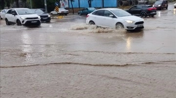 Isparta'da sağanak hayatı olumsuz etkiledi